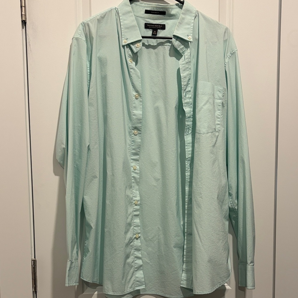 Banana Republic Men's Light Mint Green Button-Up Dress Shirt